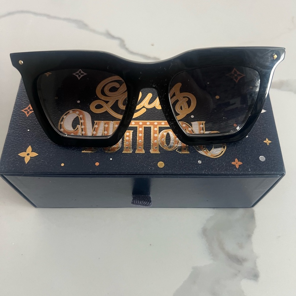 Louis Vuitton Black Wayfarer Sunglasses Sleek Design